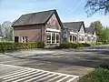 De Barneveldseweg in de buurtschap Appel, bij Nijkerk, met basisschool 'De Appelgaard'.