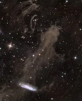 NGC 7497 (onder) met de moleculaire wolk MBM 54