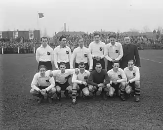 Beenhakkers, staand 2e van links, met NAC in februari 1951.