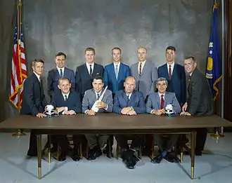 De "XS-11". Voor, van links naar rechts, Philip K. Chapman, Robert A. R. Parker, William E. Thornton en John A. Llewellyn. Achter, van links naar rechts, Joseph P. Allen IV, Karl G. Henize, Anthony W. England, Donald L. Holmquest, Story Musgrave, William B. Lenoir en Brian T. O'Leary.