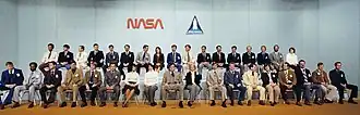achterste rij L-R: Guion S. Bluford, Daniel C. Brandenstein, James F. Buchli, Michael L. Coats, Richard O. Covey, John O. Creighton, John M. Fabian, Anna L. Fisher, Dale A. Gardner, Robert L. Gibson, Frederick D. Gregory, S. David Griggs, Terry J. Hart, Frederick M. Hauck, Steven A. Hawley, Jeffrey A. Hoffman, Shannon W. Lucid. Voorste rij, L-R: Jon A. McBride, Ronald E. McNair, Richard M. Mullane, Steven R. Nagel, George D. Nelson, Ellison S. Onizuka, Judith A. Resnik, Sally K. Ride, Francis R. Scobee, M. Rhea Seddon, Brewster H. Shaw, Loren J. Shriver, Robert L. Stewart, Kathryn D. Sullivan, Norman E. Thagard, James D.A. van Hoften, David M. Walker, Donald E. Williams.