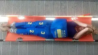 Vrouw met een niet-pneumatisch opblaasbare antishockbroek