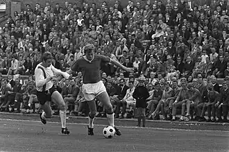 Cees Kornelis (links) in duel met Piet Keizer tijdens N.E.C. – Ajax (0-0) op 23 augustus 1970