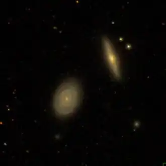 NGC 1021 (midden) en NGC 1020