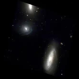 Afbeelding door de Hubble ruimtetelescoop, NGC 196 boven, NGC 197 in het midden en NGC 192 onder in de afbeelding.