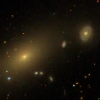 NGC 2943 (links) en NGC 2941