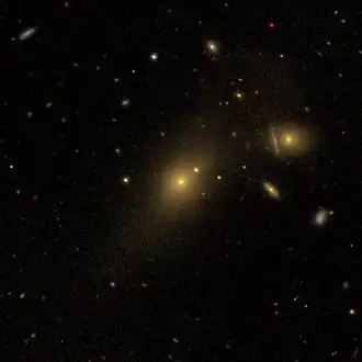 NGC 3099B (rechts) en NGC 3099A