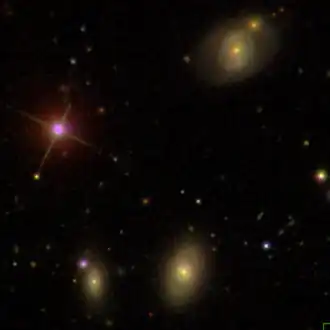 NGC 3151 (midden onder) en NGC 3150