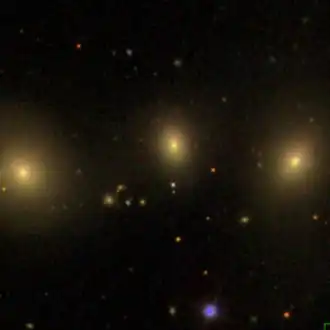 NGC 3163 (links), NGC 3159 (rechts), en NGC 3161