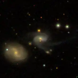 NGC 3210 (rechts), NGC 3212 (midden), en NGC 3215