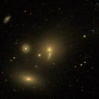 NGC 3651-2 (midden, onder NGC 3651-1)