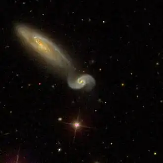 NGC 3799 (midden) en NGC 3800