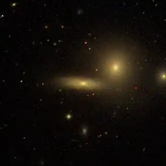 NGC 3875 (midden) en NGC 3873