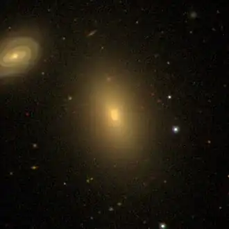 NGC 3894 (rechts) en NGC 3895