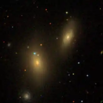 NGC 4139 (rechtsboven) en NGC 4140