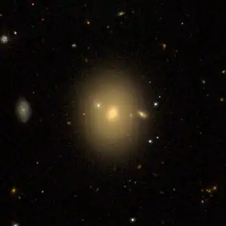 NGC 4377-2 rechts, naast NGC 4377-1 (midden) en NGC 4377-3 (linksboven)