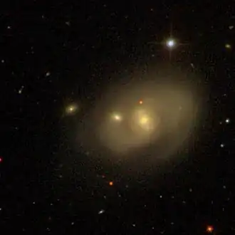 NGC 4796 (midden) en NGC 4795