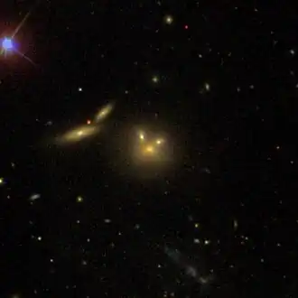 NGC 5096 (midden, onder)