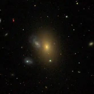 NGC 5222-2 (links boven NGC 5222)
