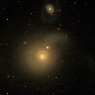 NGC 5615 (midden), tussen NGC 5614 en NGC 5613 (boven)