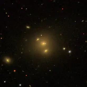 NGC 5910-2 (onder het midden)