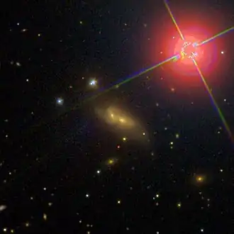 NGC 6076-2 (midden, links), de heldere ster is HD 145676