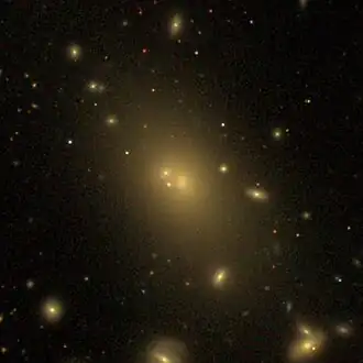 NGC 6166D (rechtsonder het midden)