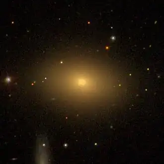 NGC 7562A (linksonder NGC 7562)