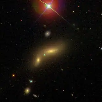 NGC 7783D, boven NGC 7783A