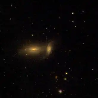 NGC 7837 (midden) en NGC 7838