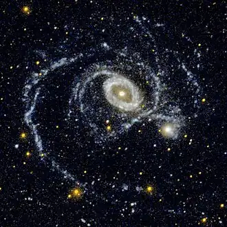 NGC 1512: grootste sterrenstelsel, spiraalvormig, links; NGC 1510: kleinste sterrenstelsel, elliptisch, rechts