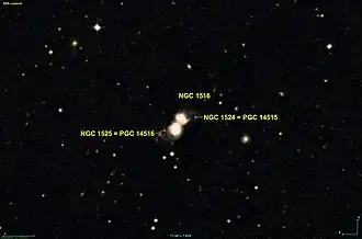 NGC 1525 (linksonder) met NGC 1516-1
