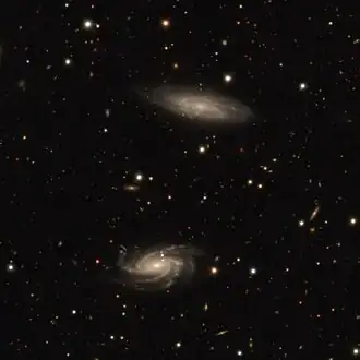 NGC 2007 (boven) en NGC 2008