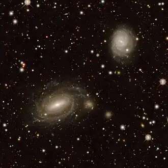 NGC 2200 (rechts) en NGC 2201