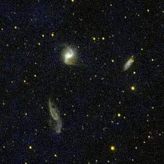 Opname van NGC 5915 (boven), NGC 5916 (onder) en NGC 5916A (rechts)