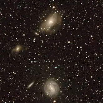 NGC 6850 (boven) en IC 4933