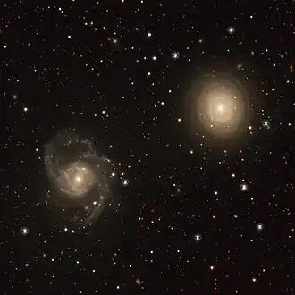 NGC 6935 (rechts) en NGC 6937