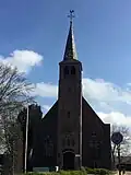 Hervormde Kerk uit 1831 met een begraafplaats. De toren werd in 1929 ingrijpend verbeterd en kreeg daardoor de huidige vorm.