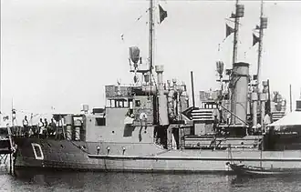 Hr.Ms. D afgemeerd in de haven van Soerabaja