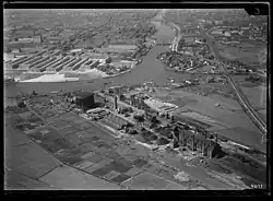 Omval met Berlagebrug van 1932, nog geen Utrechtsebrug en geen Omvalbrug, wel de Zuidergasfabriek met bijbehorende binnenhaven en aanvoerhaventje. Luchtvaartafdeeling, 1932-1940.