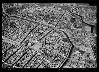 Luchtfoto van Martinikerk en directe omgeving (1920-1940).