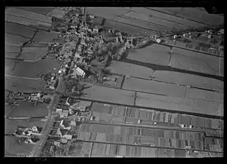 Luchtfoto tussen 1920-1940, speeltuin aan de bovenzijde, wit gebouwtje