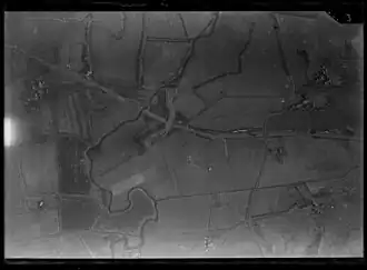 Werk aan de Engelaar, luchtfoto uit 1920-1940. De kronkelende Lunterse Beek ligt ten noorden van het werk en de Groeperkade snijdt het werk doormidden.
