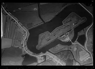 Luchtfoto van het fort voor de aanleg van de A27