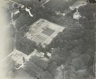 Luchtfoto's tussen 1920 en 1940. De bovenste foto kijkt naar het noordnoordoosten. Linksonder ligt het hoofdgebouw, linksboven het Witte Kerkje aan de Amersfoortseweg. Het Blookerpark ligt links buiten de foto.
