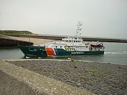 Kustwacht-patrouillevaartuig m.s. Visarend loopt de haven van Scheveningen binnen