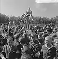 Jan Brooijmans op de schouders met de beker in zijn handen