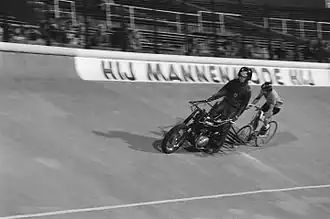 Walrave loodst Gaby Minneboo naar het wereldkampioenschap (1977)