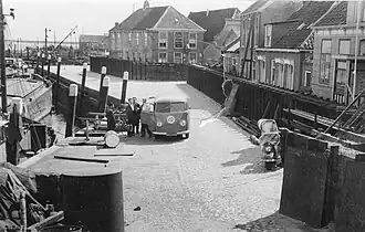 Kistdam ter beveiliging van huizen in Bruinisse, aangelegd kort na de stormvloed van 1953