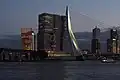 Avondopname van de Erasmusbrug met De Rotterdam